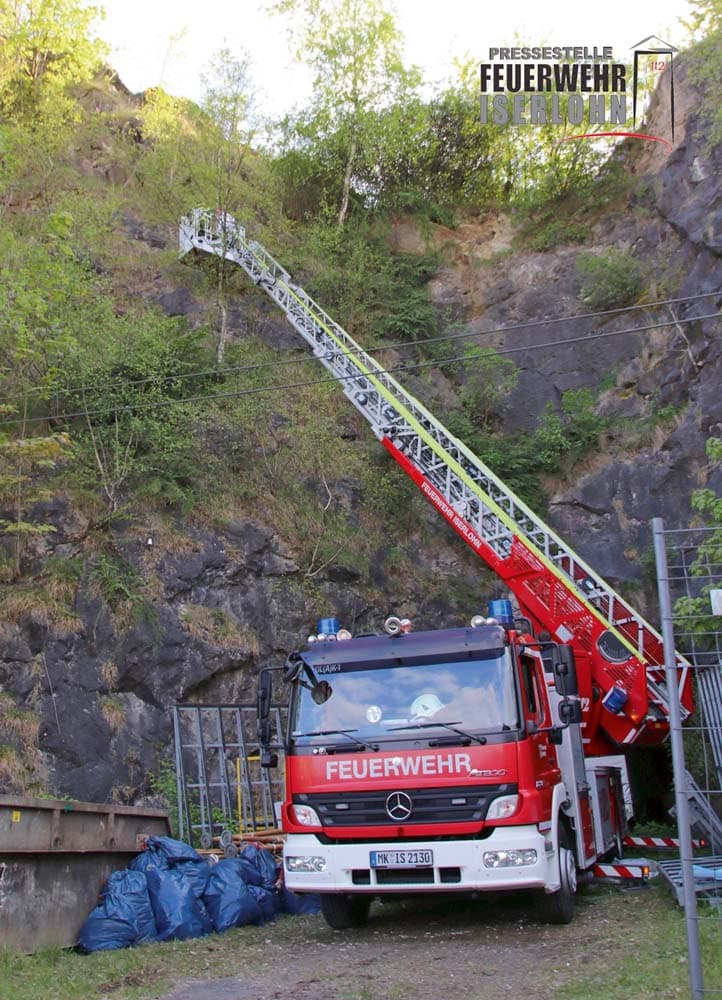 Hund mit Drehleiter aus Steinwand geborgen