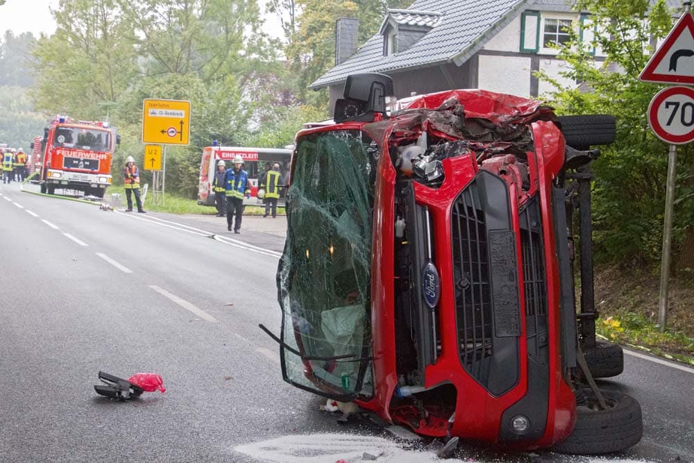 Schwerer Unfall: 5 Personen und 1 Hund verletzt