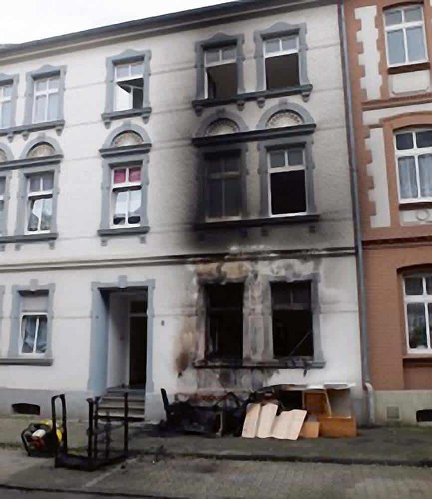 Hund aus verrauchter Wohnung gerettet