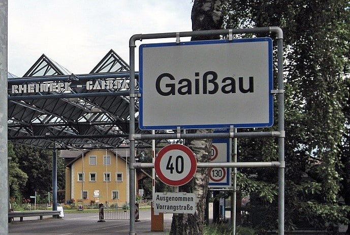 Gasthaus-Angestellte von frei laufendem Hund gebissen
